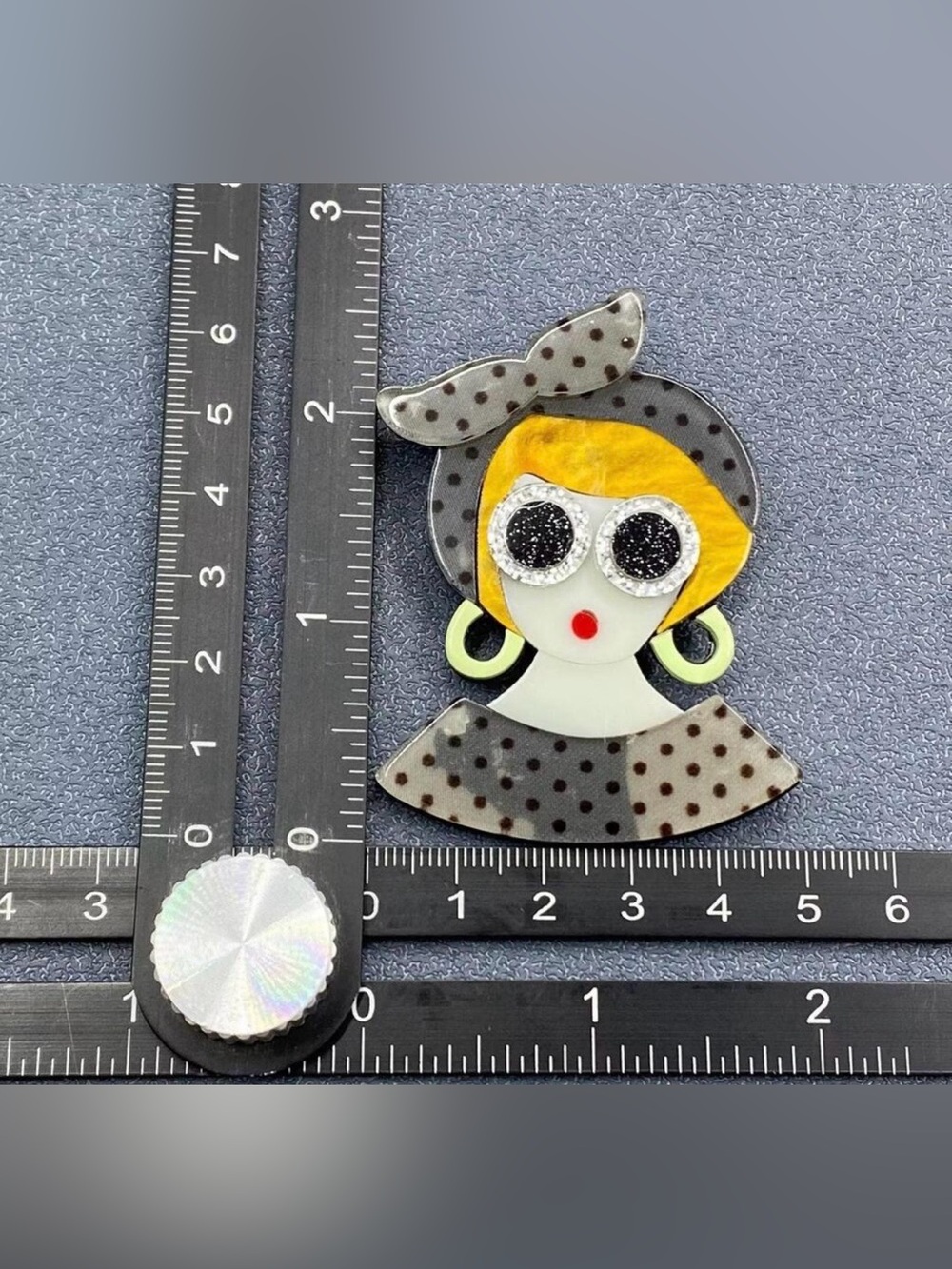 Art Deco Acrylic 3-D Design Brooch, Women with Headscarf & Large Accessories - Picture 5 of 5